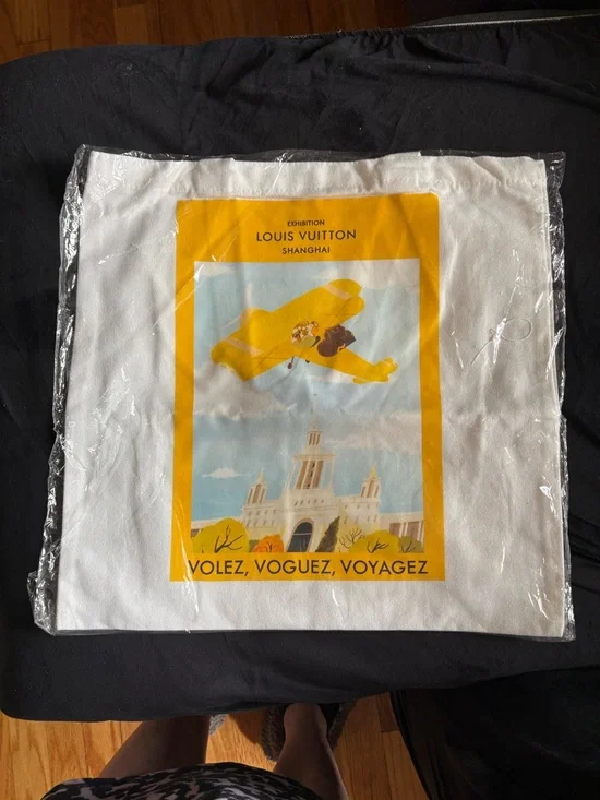 Louis Vuitton Shanghai special ed White Canvas Tote with Yellow Airplane Graphic - Picture 5 of 8